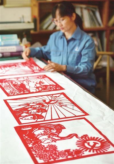 2000年,江西孝子亲手将父亲制成“木乃伊”,供奉家中无人敢拜访